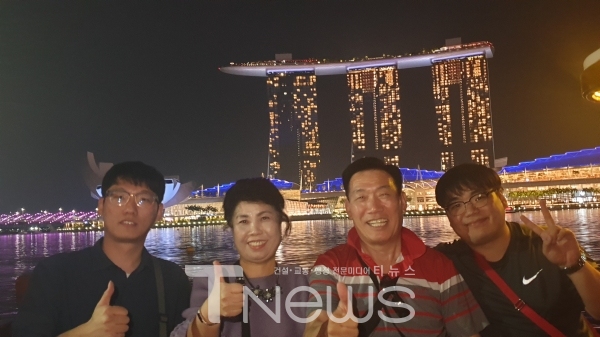 싱가포르 마리나베이샌즈호텔(야경)앞 가족기념사진