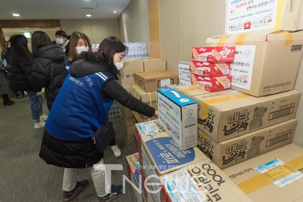 자원봉사센터 서남병원에 기부물품을 전달하는 모습