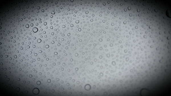 차량 유리에 맺힌 빗방울