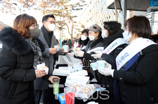 1월 20일(수) 출근길 이정훈 강동구청장이 강동구여성단체협의회에 감사의 마음을 전하고 있다.