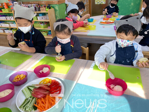 요리 활동중인 양천구의 어린이들(2)