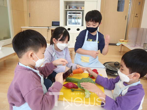 요리 활동 중인 양천구의 어린이들(3)