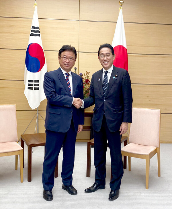 이철우 대한민국시도지사협의회장과 기시다 일본 총리(오른쪽)와 2일 야마나시현에서 만나 서로 인사를 나누고 있다.